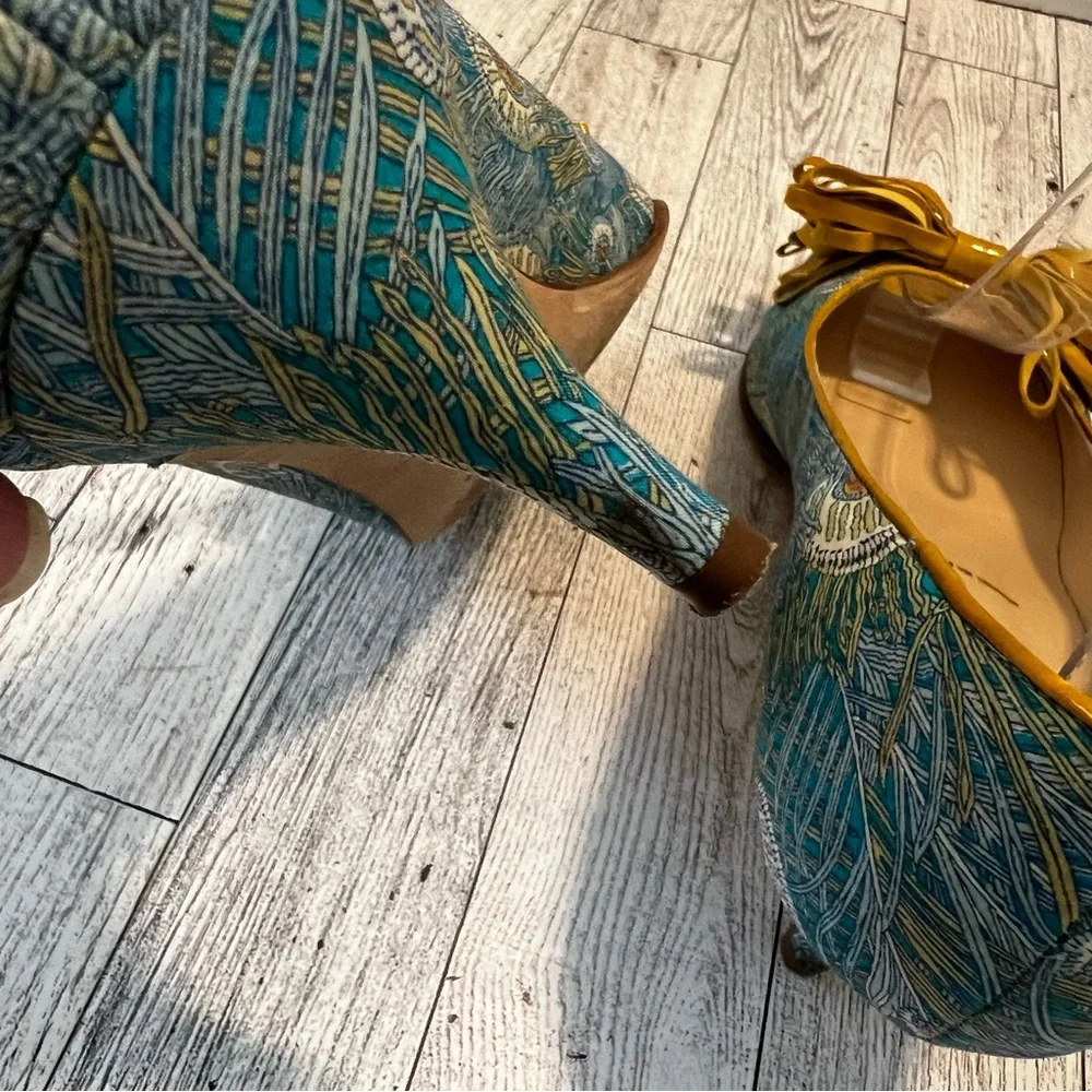 Butter by Lavorazione Artigiana Peacock Leather Bow Kitten Heel Size 7.5AA Italy